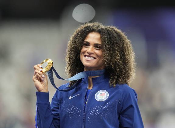 Women s 400m hurdles gold medalist Sydney McLaughlin-Levrone of the U.S. holds her medal on the podium during the Paris 2024 Olympic Games, Olympische Spiele, Olympia, OS Athletics competition at the Stade de France in Paris, France, on Friday, August 9, 2024.  OLY202408091814 PAULxHANNA