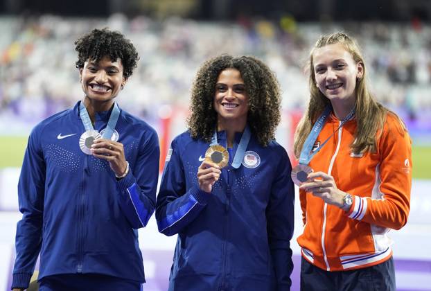Women s 400m hurdles gold medalist Sydney McLaughlin-Levrone of the U.S. (C), silver medalist Anna Cockrell of the U.S. (L) and bronze medalist Femke Bol of the Netherlands pose on the podium during the Paris 2024 Olympic Games, Olympische Spiele, Olympia, OS Athletics competition at the Stade de France in Paris, France, on Friday, August 9, 2024.  OLY202408091817 PAULxHANNA