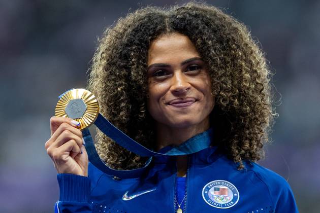 Athletics - Olympics Games Paris 2024: Day 14 Gold medalist Sydney McLaughlin-Levrone of Team United States celebrates on the podium during the Women s 400m Hurdles medal ceremony on day fourteen of the Olympic Games, Olympische Spiele, Olympia, OS Paris 2024 at Stade de France on August 09, 2024 in Paris, France. Paris France  Copyright: xAndrzejxIwanczukx originalFilename:iwanczuk-athletic240809_npsGj.jpg
