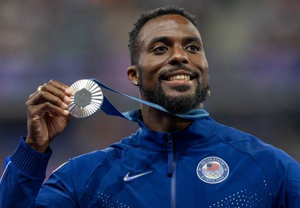 Athletics - Olympics Games Paris 2024: Day 14 Silver medalist Kenneth Bednarek of Team United States celebrates on the podium during the Men s 200m medal ceremonyon day fourteen of the Olympic Games, Olympische Spiele, Olympia, OS Paris 2024 at Stade de France on August 09, 2024 in Paris, France. Paris France  Copyright: xAndrzejxIwanczukx originalFilename:iwanczuk-athletic240809_np7sP.jpg