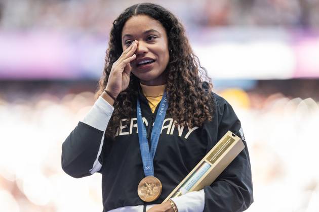 240810 Gold medallist Yemesi Ogunleye of Germany celebrates on the podium at the medal ceremony for women™s athletics shot put during day 15 of the Paris 2024 Olympic Games, Olympische Spiele, Olympia, OS on August 10, 2024 in Paris. Photo: Vegard Grott BILDBYRAN kod VG VG0648 bbeng friidrott athletics friidrett olympic games olympics os ol olympiska spel olympiske leker paris 2024 paris-os paris-ol jubel shot put kulestot kule kula Copyright: VEGARDxGRoTT BB240810VG002