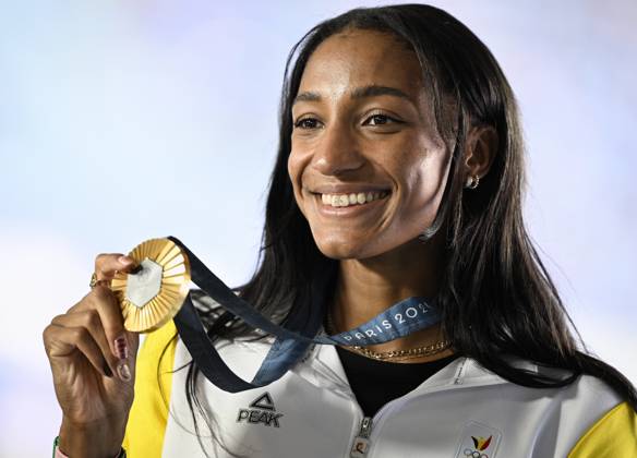 Belgian athlete Nafissatou Nafi Thiam, winner of the gold medal shows her medal as she poses for the photographers, on the podium during the medal ceremony of the women s heptathlon at the athletics competition at the Paris 2024 Olympic Games, Olympische Spiele, Olympia, OS on Saturday 10 August 2024 in Paris, France. The Games of the XXXIII Olympiad are taking place in Paris from 26 July to 11 August. The Belgian delegation counts 165 athletes competing in 21 sports. JASPERxJACOBS  x98233806x