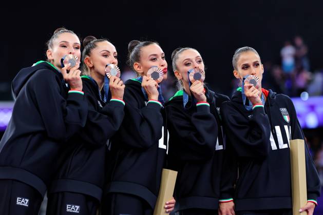 Italy team group, Mannschaftsbild, Totale (ITA), AUGUST 10, 2024 - Rhythmic gymnastics, Rhythmische Sportgymnastik, RSG : Group All-Around Medal Ceremony during the Paris 2024 Olympic Games, Olympische Spiele, Olympia, OS at Porte de La Chapelle Arena in Paris, France. (262850106)