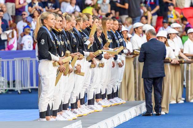 FRA, Olympische Sommerspiele Paris 2024, Fussball, Frauen , Finale, Siegerehrung Brasielien (BRA) vs Vereinigte Staaten von America (USA) , USA Gold , Brasielien Silber Deutschland Bronze 10.08.2024, Parc des Princes, Paris, FRA, Olympische Sommerspiele Paris 2024, Fussball, Frauen , Finale, Siegerehrung Brasielien (BRA) vs Vereinigte Staaten von America (USA) , USA Gold , Brasielien Silber Deutschland Bronze , im Bild Die Deutsche Mannschaft mit Bronze