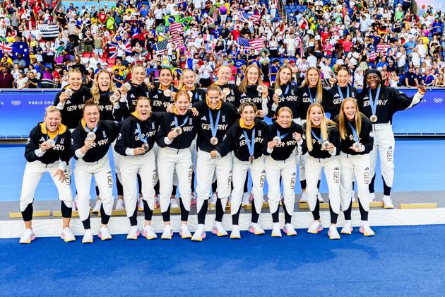 Sport Bilder des Tages FRA, Olympische Sommerspiele Paris 2024, Fussball, Frauen , Finale, Siegerehrung Brasielien (BRA) vs Vereinigte Staaten von America (USA) , USA Gold , Brasielien Silber Deutschland Bronze 10.08.2024, Parc des Princes, Paris, FRA, Olympische Sommerspiele Paris 2024, Fussball, Frauen , Finale, Siegerehrung Brasielien (BRA) vs Vereinigte Staaten von America (USA) , USA Gold , Brasielien Silber Deutschland Bronze , im Bild die Deutschen Frauen Jubeln über Bronze