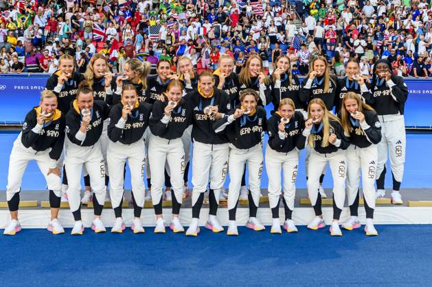 FRA, Olympische Sommerspiele Paris 2024, Fussball, Frauen , Finale, Siegerehrung Brasielien (BRA) vs Vereinigte Staaten von America (USA) , USA Gold , Brasielien Silber Deutschland Bronze 10.08.2024, Parc des Princes, Paris, FRA, Olympische Sommerspiele Paris 2024, Fussball, Frauen , Finale, Siegerehrung Brasielien (BRA) vs Vereinigte Staaten von America (USA) , USA Gold , Brasielien Silber Deutschland Bronze , im Bild die Deutschen Frauen Jubeln über Bronze