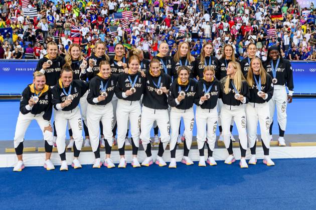 FRA, Olympische Sommerspiele Paris 2024, Fussball, Frauen , Finale, Siegerehrung Brasielien (BRA) vs Vereinigte Staaten von America (USA) , USA Gold , Brasielien Silber Deutschland Bronze 10.08.2024, Parc des Princes, Paris, FRA, Olympische Sommerspiele Paris 2024, Fussball, Frauen , Finale, Siegerehrung Brasielien (BRA) vs Vereinigte Staaten von America (USA) , USA Gold , Brasielien Silber Deutschland Bronze , im Bild die Deutschen Frauen Jubeln über Bronze