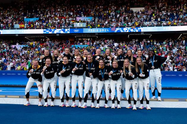 Merle Frohms (Deutschland, 01), Sarai Linder (Deutschland, 02), Kathrin Hendrich (Deutschland, 03), Bibiane Schulze Solano (Deutschland, 04), Janina Minge (Deutschland, 06), Lea Schueller (Deutschland, 07), Sydney Lohmann (Deutschland, 08), Jule Brand (Deutschland, 16), Klara Buehl (Deutschland, 17), Felicitas Rauch (Deutschland), Nicole Anyomi (Deutschland), Alexandra Popp (Deutschland, 11), Marina Hegering (Deutschland, 05), Laura Freigang (Deutschland, 10), Sjoeke Nuesken (Deutschland, 09), Ann-Katrin Berger (Deutschland, 12), Sara Doorsoun (Deutschland, 13), Elisa Senß (Deutschland, 14), Giulia Gwinn (Deutschland, 15), Vivien Endemann (Deutschland, 18) jubeln bei der Siegerehrung auf dem Podium ueber Platz 3 und Bronze Medaille, FRA, Olympische Spiele Paris 2024, Olympisches Fussballturnier, Frauen, Siegerehrung, 10.08.2024 FRA, Olympische Spiele Paris 2024, Olympisches Fussballturnier, Frauen, Siegerehrung, 10.08.2024 Paris Copyright: xEibner-Pressefoto Memmlerx EP_MMR