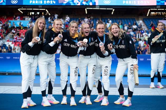 Vivien Endemann (Deutschland, 18), Merle Frohms (Deutschland, 01), Kathrin Hendrich (Deutschland, 03), Janina Minge (Deutschland, 06), Marina Hegering (Deutschland, 05), Sarai Linder (Deutschland, 02) jubeln bei der Siegerehrung auf dem Podium ueber Platz 3 und Bronze, FRA, Olympische Spiele Paris 2024, Olympisches Fussballturnier, Frauen, Siegerehrung, 10.08.2024 FRA, Olympische Spiele Paris 2024, Olympisches Fussballturnier, Frauen, Siegerehrung, 10.08.2024 Paris Copyright: xEibner-Pressefoto Memmlerx EP_MMR