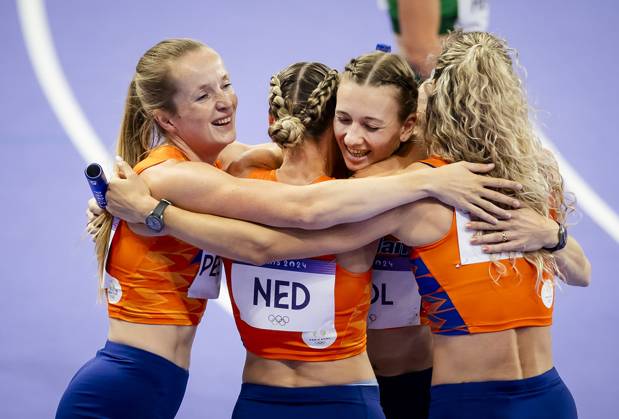 PARIS - Lieke Klaver, Cathelijn Peeters, Lisanne de Witte and Femke Bol react after winning the silver medal in the 4 x 400m relay (w) of athletics during the Olympic Games, Olympische Spiele, Olympia, OS ANP ROBIN VAN LONKHUIJSEN xVIxANPxSportx xxANPxIVx 505720224 originalFilename: 505720224