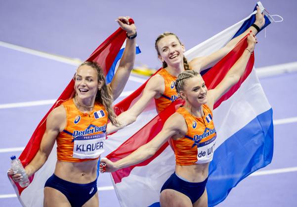 PARIS - Lieke Klaver, Cathelijn Peeters, Lisanne de Witte and Femke Bol react after winning the silver medal in the 4 x 400m relay (w) of athletics during the Olympic Games, Olympische Spiele, Olympia, OS ANP ROBIN VAN LONKHUIJSEN xVIxANPxSportx xxANPxIVx 505721030 originalFilename: 505721030