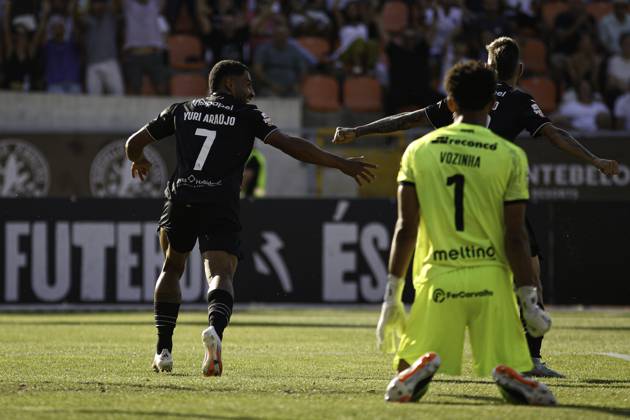 PORTUGAL MY SUPER LEAGUE - ACADEMIC VISEU x GD CHAVES Viseu (PT) 08 10 2024 - PORTUGAL MY SUPER LEAGUE - ACADEMICO VISEU x GD CHAVES - Yuri Araujo, Academico player, celebrates a goal during the match between Academico x GD Chaves, valid for the 1st round of the Portugal Meu Super League, held at the Fontelo Municipal Stadium, in Viseu, on the night of this Saturday, (10). (Foto: Alexandre Gomes Thenews2 imago images) SPO Copyright: xALEXANDRExGOMESx