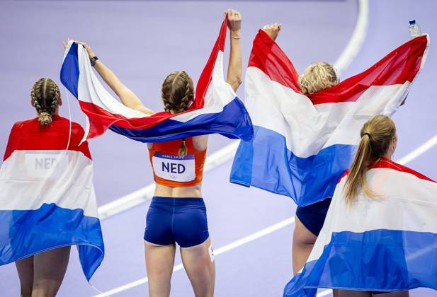 PARIS - Lieke Klaver, Cathelijn Peeters, Lisanne de Witte and Femke Bol react after winning the silver medal in the 4 x 400m relay (w) of athletics during the Olympic Games, Olympische Spiele, Olympia, OS ANP ROBIN VAN LONKHUIJSEN xVIxANPxSportx xxANPxIVx 505721247 originalFilename: 505721247