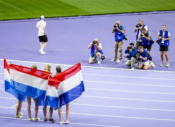 PARIS - Lieke Klaver, Cathelijn Peeters, Lisanne de Witte and Femke Bol react after winning the silver medal in the 4 x 400m relay (w) of athletics during the Olympic Games, Olympische Spiele, Olympia, OS ANP ROBIN VAN LONKHUIJSEN xVIxANPxSportx xxANPxIVx 505721765 originalFilename: 505721765