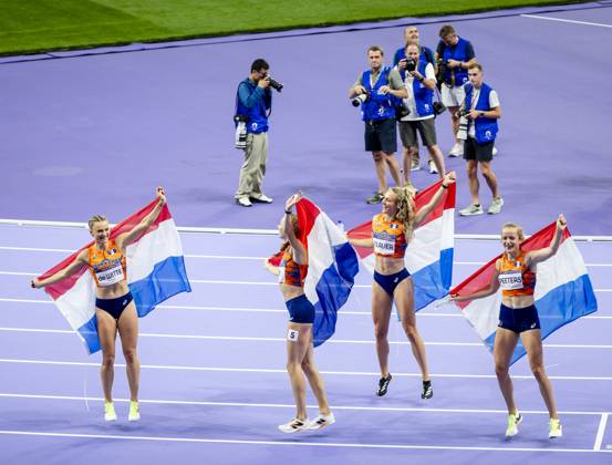PARIS - Lieke Klaver, Cathelijn Peeters, Lisanne de Witte and Femke Bol react after winning the silver medal in the 4 x 400m relay (w) of athletics during the Olympic Games, Olympische Spiele, Olympia, OS ANP ROBIN VAN LONKHUIJSEN xVIxANPxSportx xxANPxIVx 505721772 originalFilename: 505721772