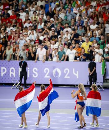 PARIS - Lieke Klaver, Cathelijn Peeters, Lisanne de Witte and Femke Bol react after winning the silver medal in the 4 x 400m relay (w) of athletics during the Olympic Games, Olympische Spiele, Olympia, OS ANP ROBIN VAN LONKHUIJSEN xVIxANPxSportx xxANPxIVx 505721878 originalFilename: 505721878