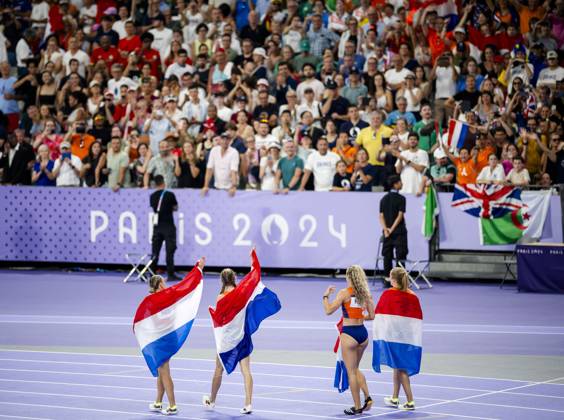 PARIS - Lieke Klaver, Cathelijn Peeters, Lisanne de Witte and Femke Bol react after winning the silver medal in the 4 x 400m relay (w) of athletics during the Olympic Games, Olympische Spiele, Olympia, OS ANP ROBIN VAN LONKHUIJSEN xVIxANPxSportx xxANPxIVx 505721889 originalFilename: 505721889