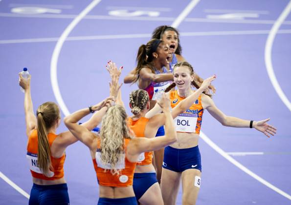 PARIS - Lieke Klaver, Cathelijn Peeters, Lisanne de Witte and Femke Bol react after winning the silver medal in the 4 x 400m relay (w) of athletics during the Olympic Games, Olympische Spiele, Olympia, OS ANP ROBIN VAN LONKHUIJSEN xVIxANPxSportx xxANPxIVx 505722446 originalFilename: 505722446