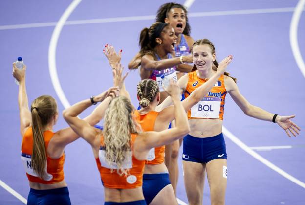 PARIS - Lieke Klaver, Cathelijn Peeters, Lisanne de Witte and Femke Bol react after winning the silver medal in the 4 x 400m relay (w) of athletics during the Olympic Games, Olympische Spiele, Olympia, OS ANP ROBIN VAN LONKHUIJSEN xVIxANPxSportx xxANPxIVx 505722457 originalFilename: 505722457