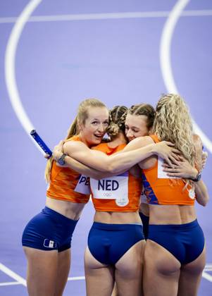 PARIS - Lieke Klaver, Cathelijn Peeters, Lisanne de Witte and Femke Bol react after winning the silver medal in the 4 x 400m relay (w) of athletics during the Olympic Games, Olympische Spiele, Olympia, OS ANP ROBIN VAN LONKHUIJSEN xVIxANPxSportx xxANPxIVx 505722471 originalFilename: 505722471