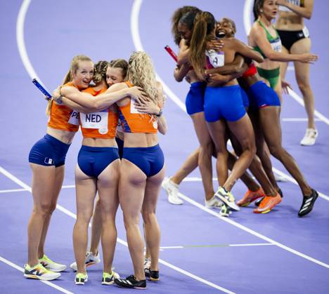 PARIS - Lieke Klaver, Cathelijn Peeters, Lisanne de Witte and Femke Bol react after winning the silver medal in the 4 x 400m relay (w) of athletics during the Olympic Games, Olympische Spiele, Olympia, OS ANP ROBIN VAN LONKHUIJSEN xVIxANPxSportx xxANPxIVx 505722474 originalFilename: 505722474