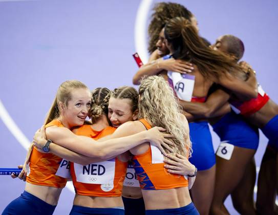 PARIS - Lieke Klaver, Cathelijn Peeters, Lisanne de Witte and Femke Bol react after winning the silver medal in the 4 x 400m relay (w) of athletics during the Olympic Games, Olympische Spiele, Olympia, OS ANP ROBIN VAN LONKHUIJSEN xVIxANPxSportx xxANPxIVx 505722480 originalFilename: 505722480