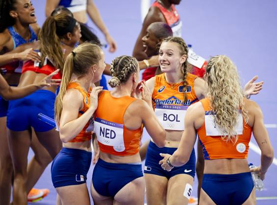 PARIS - Lieke Klaver, Cathelijn Peeters, Lisanne de Witte and Femke Bol react after winning the silver medal in the 4 x 400m relay (w) of athletics during the Olympic Games, Olympische Spiele, Olympia, OS ANP ROBIN VAN LONKHUIJSEN xVIxANPxSportx xxANPxIVx 505722488 originalFilename: 505722488