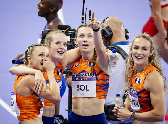 PARIS - Lieke Klaver, Cathelijn Peeters, Lisanne de Witte and Femke Bol react after winning the silver medal in the 4 x 400m relay (w) of athletics during the Olympic Games, Olympische Spiele, Olympia, OS ANP ROBIN VAN LONKHUIJSEN xVIxANPxSportx xxANPxIVx 505722495 originalFilename: 505722495
