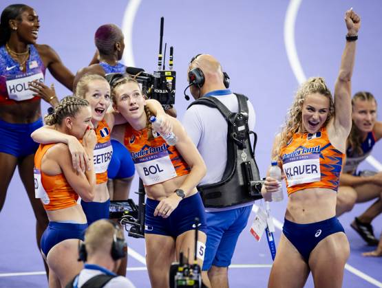 PARIS - Lieke Klaver, Cathelijn Peeters, Lisanne de Witte and Femke Bol react after winning the silver medal in the 4 x 400m relay (w) of athletics during the Olympic Games, Olympische Spiele, Olympia, OS ANP ROBIN VAN LONKHUIJSEN xVIxANPxSportx xxANPxIVx 505722501 originalFilename: 505722501