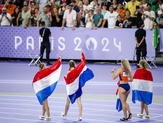 PARIS - Lieke Klaver, Cathelijn Peeters, Lisanne de Witte and Femke Bol react after winning the silver medal in the 4 x 400m relay (w) of athletics during the Olympic Games, Olympische Spiele, Olympia, OS ANP ROBIN VAN LONKHUIJSEN xVIxANPxSportx xxANPxIVx 505723817 originalFilename: 505723817