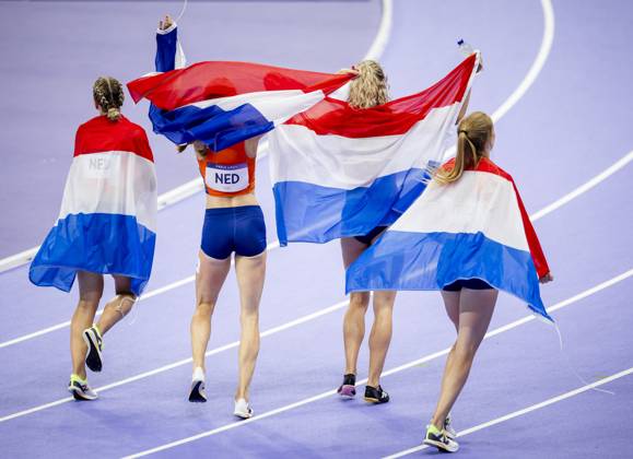 PARIS - Lieke Klaver, Cathelijn Peeters, Lisanne de Witte and Femke Bol react after winning the silver medal in the 4 x 400m relay (w) of athletics during the Olympic Games, Olympische Spiele, Olympia, OS ANP ROBIN VAN LONKHUIJSEN xVIxANPxSportx xxANPxIVx 505723833 originalFilename: 505723833