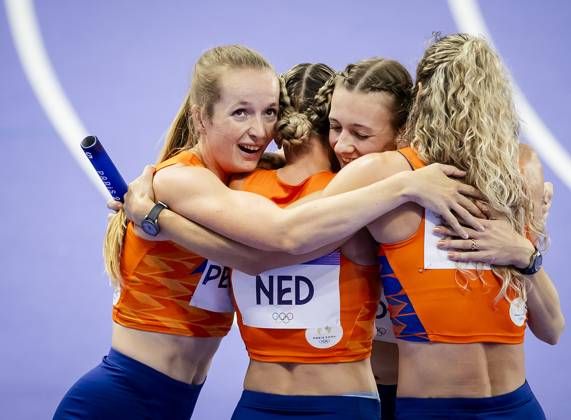 PARIS - Lieke Klaver, Cathelijn Peeters, Lisanne de Witte and Femke Bol react after winning the silver medal in the 4 x 400m relay (w) of athletics during the Olympic Games, Olympische Spiele, Olympia, OS ANP ROBIN VAN LONKHUIJSEN xVIxANPxSportx xxANPxIVx 505723863 originalFilename: 505723863