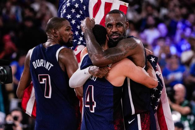 Bilder des Jahres 2024, Sport 08 August Sport Themen der Woche KW32 Sport Bilder des Tages PARIS, FRANCE - AUGUST 10: Lebron James of United States R) celebrates the Gold Medal with Stephen Curry of United States L) during the Men s Gold Medal Game, Game 50, match between France and United States on day fifteen of the Olympic Games, Olympische Spiele, Olympia, OS Paris 2024 at Bercy Arena on August 10, 2024 in Paris, France. Paris Bercy Arena France Copyright: xJustPictures.ch JarixPestelaccix jp-en-EuSpIm-_JPH7833-20240810
