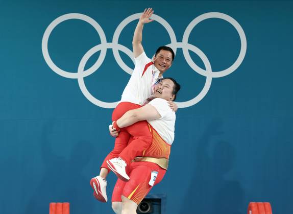 Bilder des Jahres 2024, Sport 08 August Sport Themen der Woche KW32 Sport Bilder des Tages (240811) -- PARIS, Aug. 11, 2024 -- China s Li Wenwen (R) celebrates with her coach Wu Meijin after the weightlifting women s +81kg competition at the Paris 2024 Olympic Games, Olympische Spiele, Olympia, OS in Paris, France, on Aug. 11, 2024. ) (PARIS2024)FRANCE-PARIS-OLY-WEIGHTLIFTING YangxLei 
