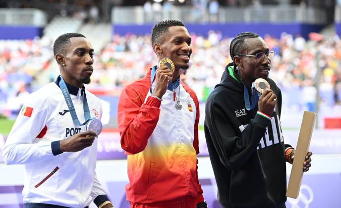 Paris 2024, Leichtathletik, MÃ¤nner, Dreisprung, Siegerehrung 10th August 2024; Paris Olympic Games, Olympische Spiele, Olympia, OS Stade de France, Paris, France, Day 15; Athletics, Mens Triple Jump medal ceremony, DIAZ FORTUN Jordan Alejandro of Spain, gold, PICHARDO Pedro of Portugal, Silver and DIAZ HERNANDEZ Andy of Italy the Bronze  ActionPlus12680448 SimonxWest