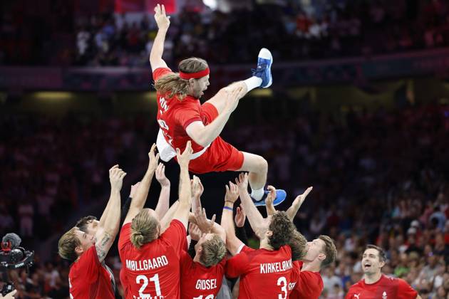 Bilder des Jahres 2024, Sport 08 August Sport Themen der Woche KW32 Sport Bilder des Tages Schlussjubel Mikkel HANSEN (DEN) wir zum Abschied von seinen Mitspielern hochgeworfen, Jubel,Freude,Begeisterung,Aktion. Handball Maenner Deutschland (GER) vs Daenemark (DEN), Endstand 26-39, Finale, Spiel 38, am 11.08.2024, Olympische Spiele Paris 2024 Frankreich;