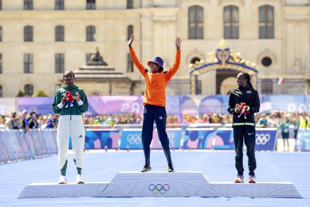 PARIS - Sifan Hassan during the venue ceremony of the women s marathon at the Olympic Games, Olympische Spiele, Olympia, OS The marathon is traditionally run in the last weekend of the Games. ANP ROBIN VAN LONKHUIJSEN xVIxANPxSportx xxANPxIVx 505808530 originalFilename: 505808530.jpg