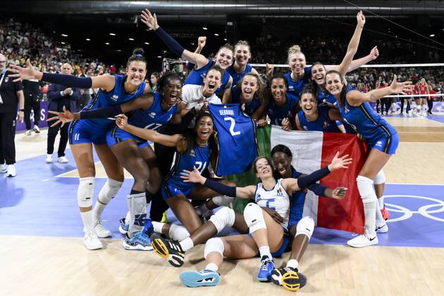 Bilder des Jahres 2024, Sport 08 August Sport Themen der Woche KW32 Sport Bilder des Tages Italian players celebrate at the end of the Volleyball gold medal match between United States of America and Italy of the Paris 2024 Olympic Games, Olympische Spiele, Olympia, OS at Arena Paris Sud 1 in Paris (France), August 11, 2024. Italy defeated United States 3-0 and won the gold medal.