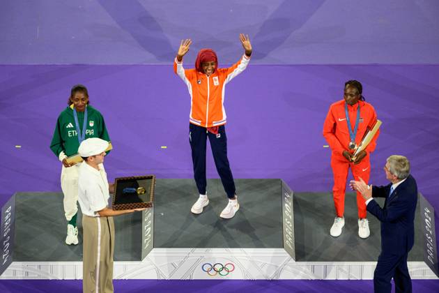240811 Tigst Assefa of Ethiopia, Sifan Hassan of the Netherlands and Hellen Obiri of Kenya on the podium after women s athletics marathon during the Closing Ceremony of the Paris 2024 Olympic Games, Olympische Spiele, Olympia, OS on August 11, 2024 in Paris. Photo: Joel Marklund BILDBYRAN kod JM JM0605 bbeng olympic games olympics os ol olympiska spel olympiske leker paris 2024 paris-os paris-ol closing ceremony avslutningsceremoni jubel maraton Copyright: JOELxMARKLUND BB240811JM043