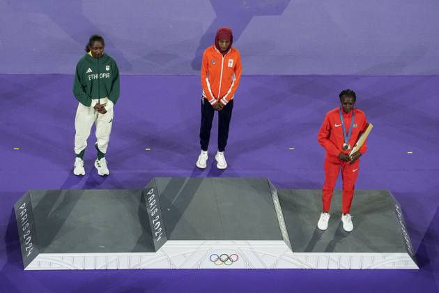 August 11, 2024, Paris, Paris, FRANCE: Silver medalist Tigst Assefa of Ethiopia, Gold medalist Sifan Hassan of Netherlands and Bronze medalist Hellen Obiri of Kenya pose on the podium during the Women s Marathon Medal ceremony during the Closing Ceremony of the Olympic Games, Olympische Spiele, Olympia, OS Paris 2024 at Stade de France on August 11, 2024 in Paris, France. Paris FRANCE - ZUMAa181 20240811_zaa_a181_028 Copyright: xAlvaroxDiazx