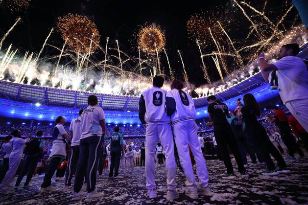 Bilder des Jahres 2024, Sport 08 August Sport Themen der Woche KW32 Sport Bilder des Tages (240811) -- PARIS, Aug. 11, 2024 -- Athletes enjoy the fireworks show during the closing ceremony of the Paris 2024 Olympic Games, Olympische Spiele, Olympia, OS in Paris, France, Aug. 11, 2024. ) (PARIS2024) FRANCE-PARIS-OLY-CLOSING CEREMONY LixMing 