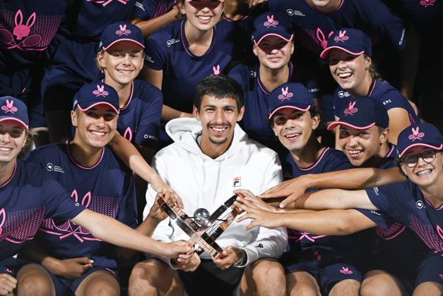 Bilder des Jahres 2024, Sport 08 August Sport Themen der Woche KW33 Sport Bilder des Tages August 12, 2024, Montreal, Pq, Canada: Alexei Popyrin, of Australia, holds up the winners trophy as he poses with ball boys and girls after defeating Andrey Rublev, of Russia, in the final of the National Bank Open men s tennis tournament in Montreal, Monday, Aug. 12, 2024. Alexei Popyrin, Andrey Rublev, - ZUMAc35_ 20240812_zaf_c35_138 Copyright: xGrahamxHughesx