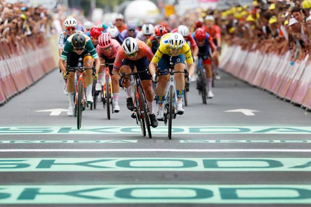 Bilder des Jahres 2024, Sport 08 August Sport Themen der Woche KW33 Sport Bilder des Tages ROTTERDAM - Charlotte Kool (R) sprints to victory with Lorena Wiebes (M) and Marianne Vos (L) during the second stage of the Tour de France Femmes, the Tour de France for women, from Dordrecht to Rotterdam. The multi-day cycling tour is part of the UCI Women s WorldTour and lasts until August 18. ANP BAS CZERWINSKI 776188944 2024 xVIxANPxSportx xxANPxIVx 505925644 originalFilename: 505925644.jpg