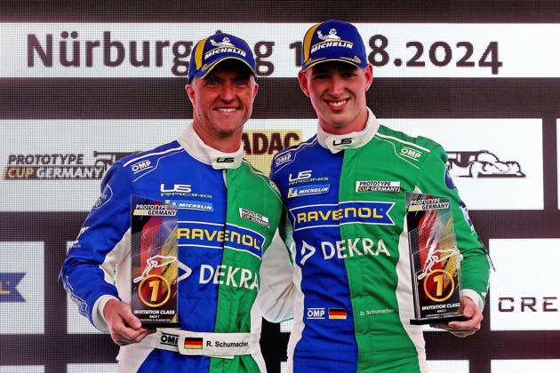 Bilder des Jahres 2024, Sport 08 August Sport Themen der Woche KW33 Sport Bilder des Tages 17.08.2024, xsvx, Motorsport DTM Saison 2024,DTM Rennen Nürburgring emspor, v.l. Ralf Schumacher (US Racing), Ligier-LMP3-Prototyp jubelt ueber den Sieg mit David Schumacher (US Racing) Ligier-LMP3-Prototyp Siegerehrung Podium (DTM REGULATIONS PROHIBIT ANY USE OF PHOTOGRAPHS as IMAGE SEQUENCES and or QUASI-VIDEO) Nürburg