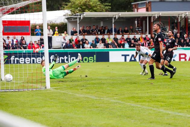 Torschütze Luca Schnellbacher (SV 07 Elversberg,24) trifft zum 0-1 - 1. Hauptrunde DFB Pokal Saison 2024-2025 VfV 06 Hildesheim vs. SV 07 Elversberg im Friedrich-Ebert-Stadion in Hildesheim - Aktion,Fußball,Mann,Männer,Deutschland,18.08.2024