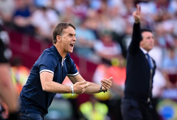 Football - Premier League - West Ham United vs Aston Villa - London Stadium - Saturday 17th August 2024. West Ham United s Head Coach Julen Lopetegui shouts instructions to his team from the technical area. COLORSPORT ASHLEY WESTERN