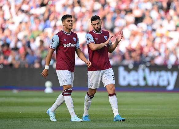 Football - Premier League - West Ham United vs Aston Villa - London Stadium - Saturday 17th August 2024. West Ham United s Max Kilman (r) with Konstantinos Mavropanos. COLORSPORT ASHLEY WESTERN