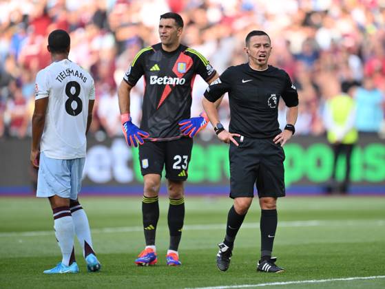 Football - Premier League - West Ham United vs Aston Villa - London Stadium - Saturday 17th August 2024. Aston Villa s Emiliano Martinez looks on as Referee Tony Harrington waits on confirmation before awarding West Ham United a penalty after a challenge on Tomas Soucek by Aston Villa s Matty Cash. COLORSPORT ASHLEY WESTERN