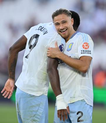 Football - Premier League - West Ham United vs Aston Villa - London Stadium - Saturday 17th August 2024. Aston Villa s Jhon Duran (left) with Matty Cash after their 2-1 victory. COLORSPORT ASHLEY WESTERN