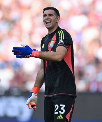 Football - Premier League - West Ham United vs Aston Villa - London Stadium - Saturday 17th August 2024. Aston Villa s Emiliano Martinez. COLORSPORT ASHLEY WESTERN